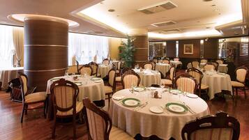 2 restaurants, breakfast, lunch, dinner served; Fusion cuisine