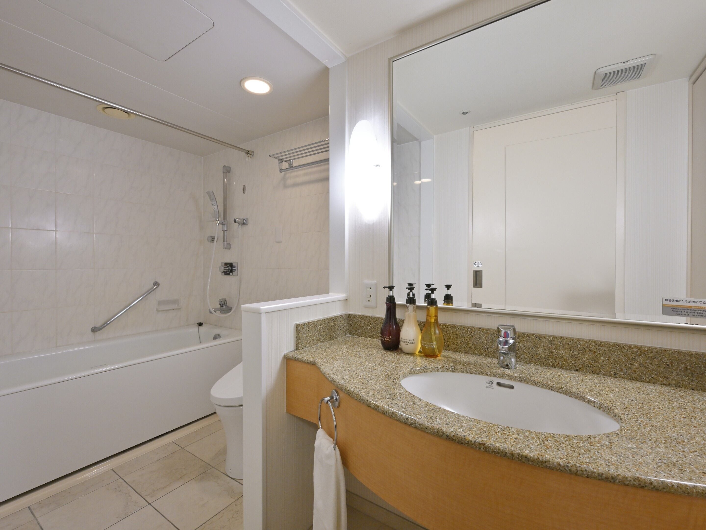 wide twin room, non smoking | bathroom | combined shower/bathtub, free toiletries, hair dryer, slippers