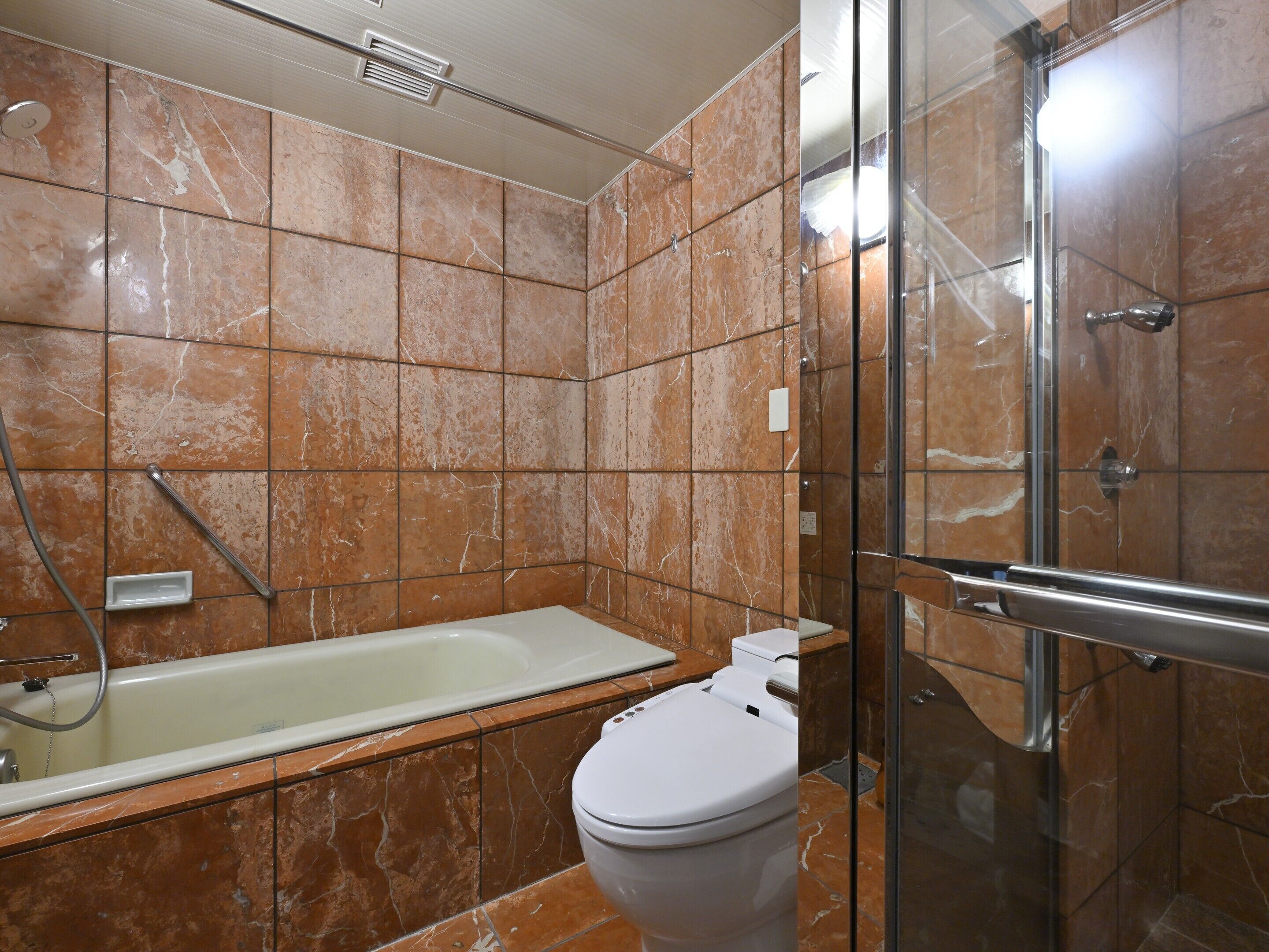 suite room, non smoking | bathroom | combined shower/bathtub, free toiletries, hair dryer, slippers