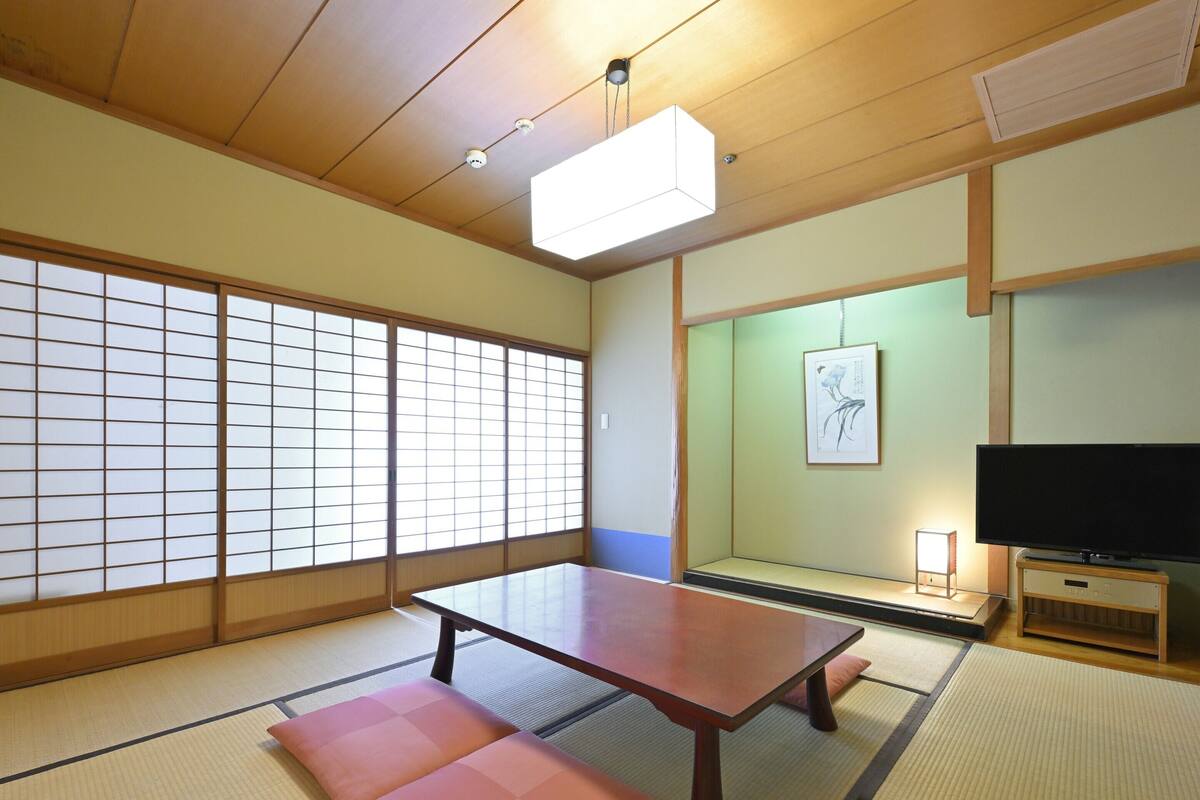 传统客房, 无烟房 (Japanese Style) | 高档床上用品、羽绒被、客房内保险箱、办公桌