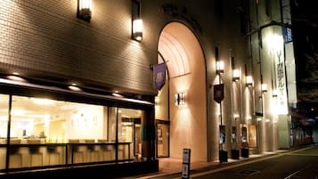 施設の正面 (日没後)