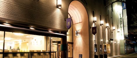 Fachada da propriedade à noite