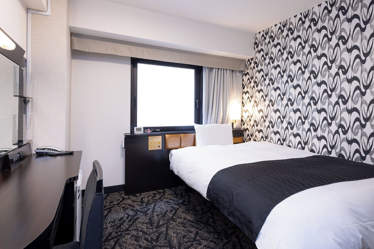 1 bedroom, down comforters, memory foam beds, desk