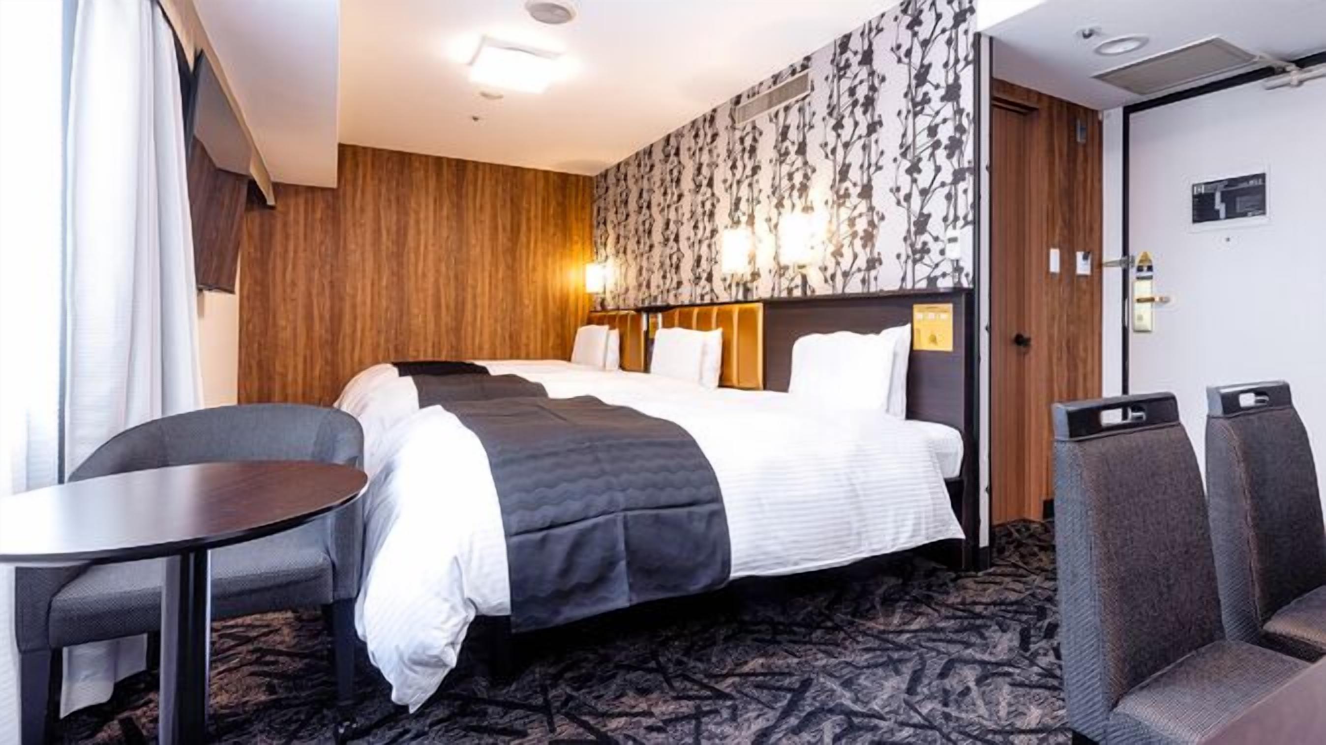 Dúnsængur, rúm með memory foam dýnum, skrifborð, myrkratjöld/-gardínur