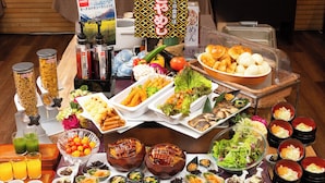 Ein reichhaltiges Buffet mit verschiedenen Speisen und Getränken.