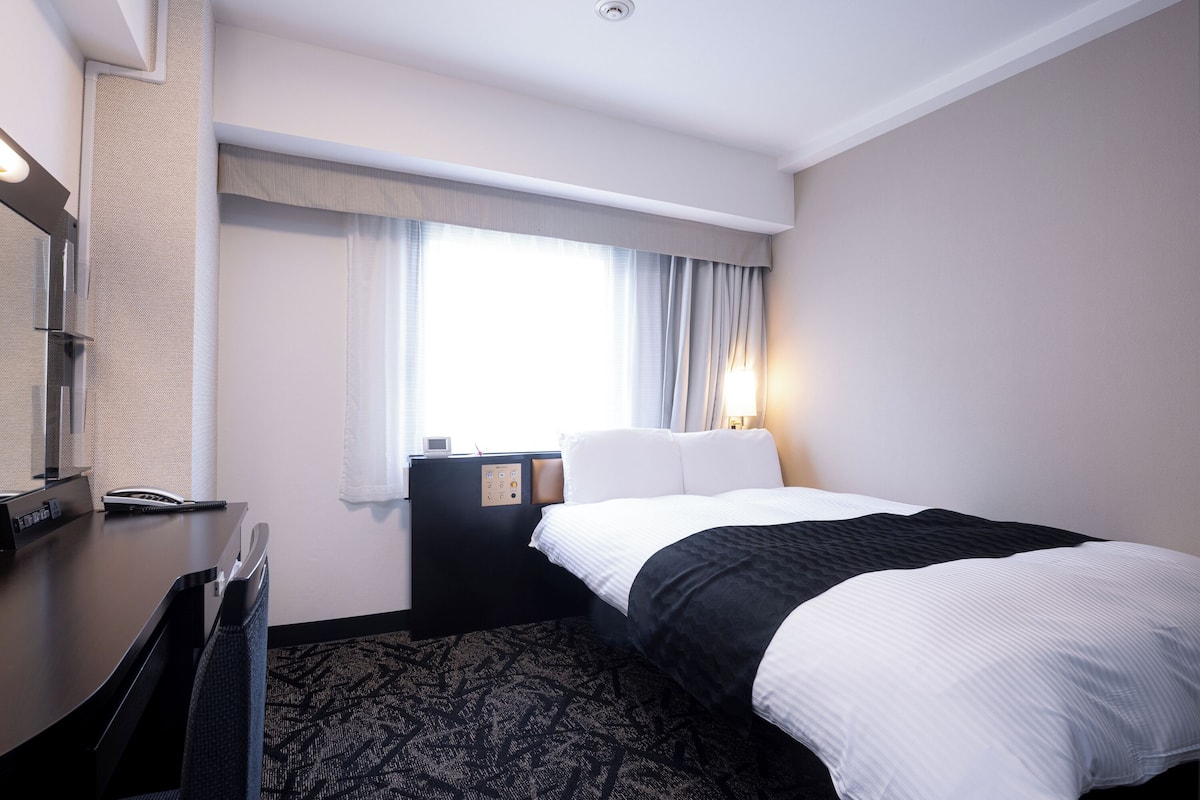 1 bedroom, down comforters, memory foam beds, desk