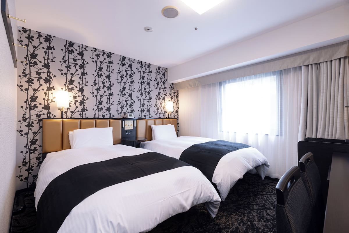 1 bedroom, down comforters, memory foam beds, desk
