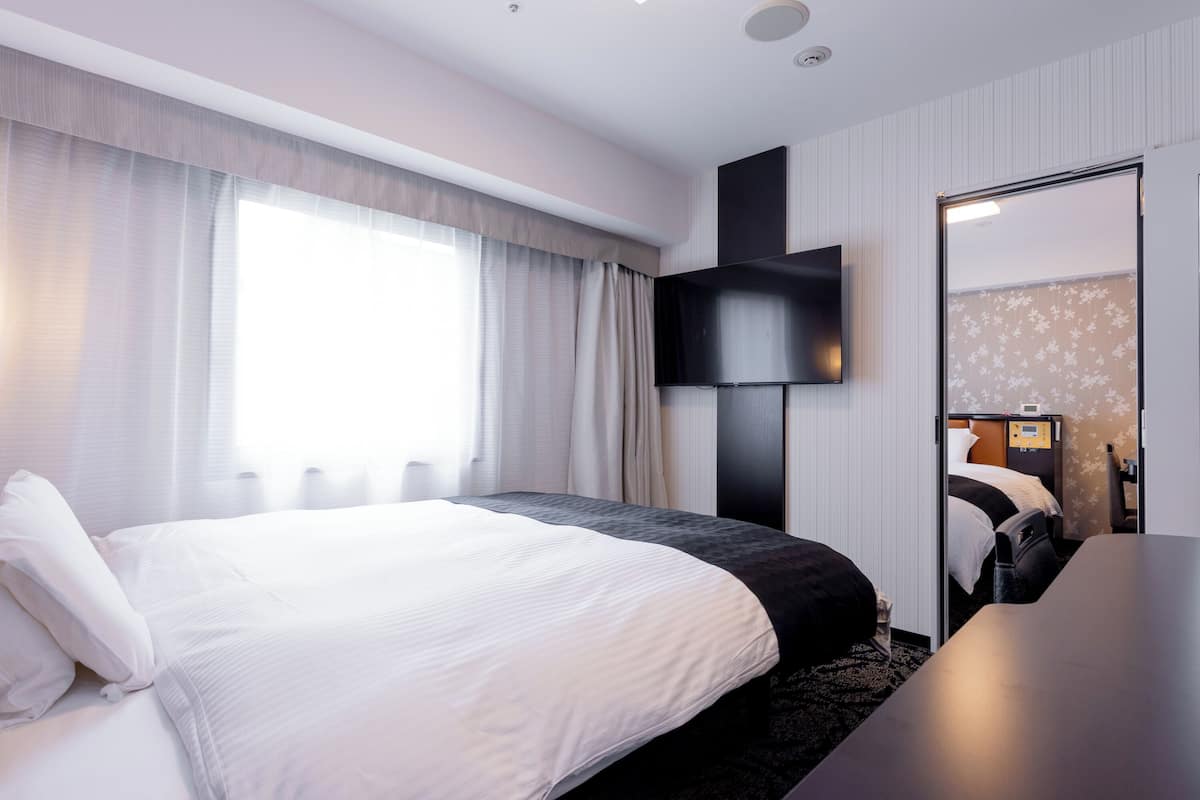 1 bedroom, down comforters, memory foam beds, desk