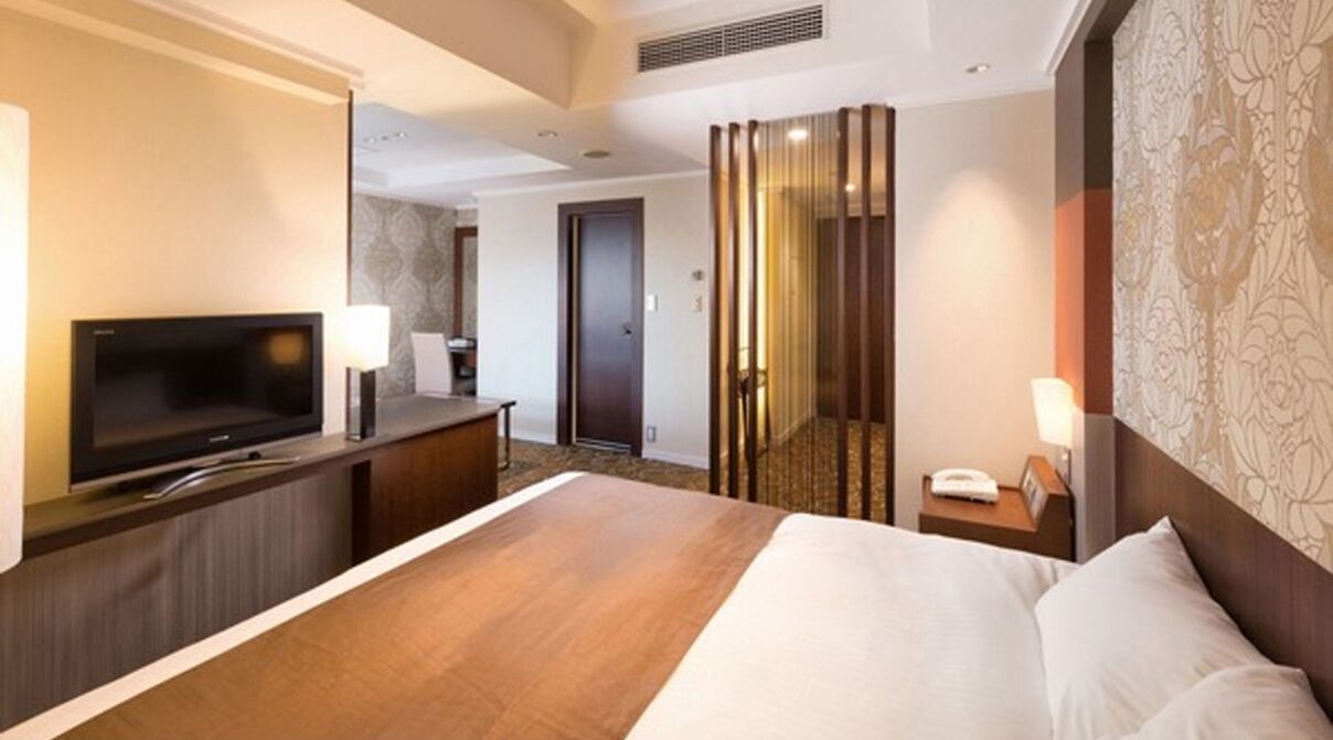 Premium bedding, desk, soundproofing, free WiFi