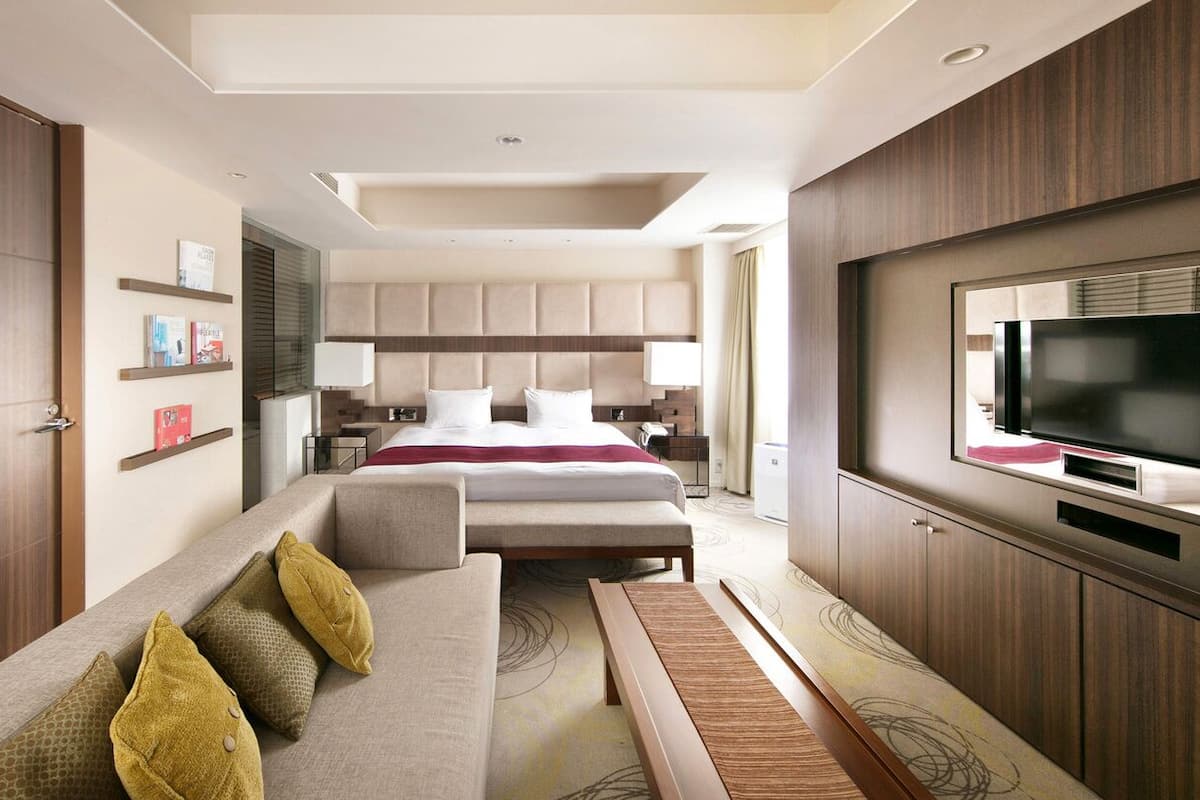 Premium bedding, desk, soundproofing, free WiFi