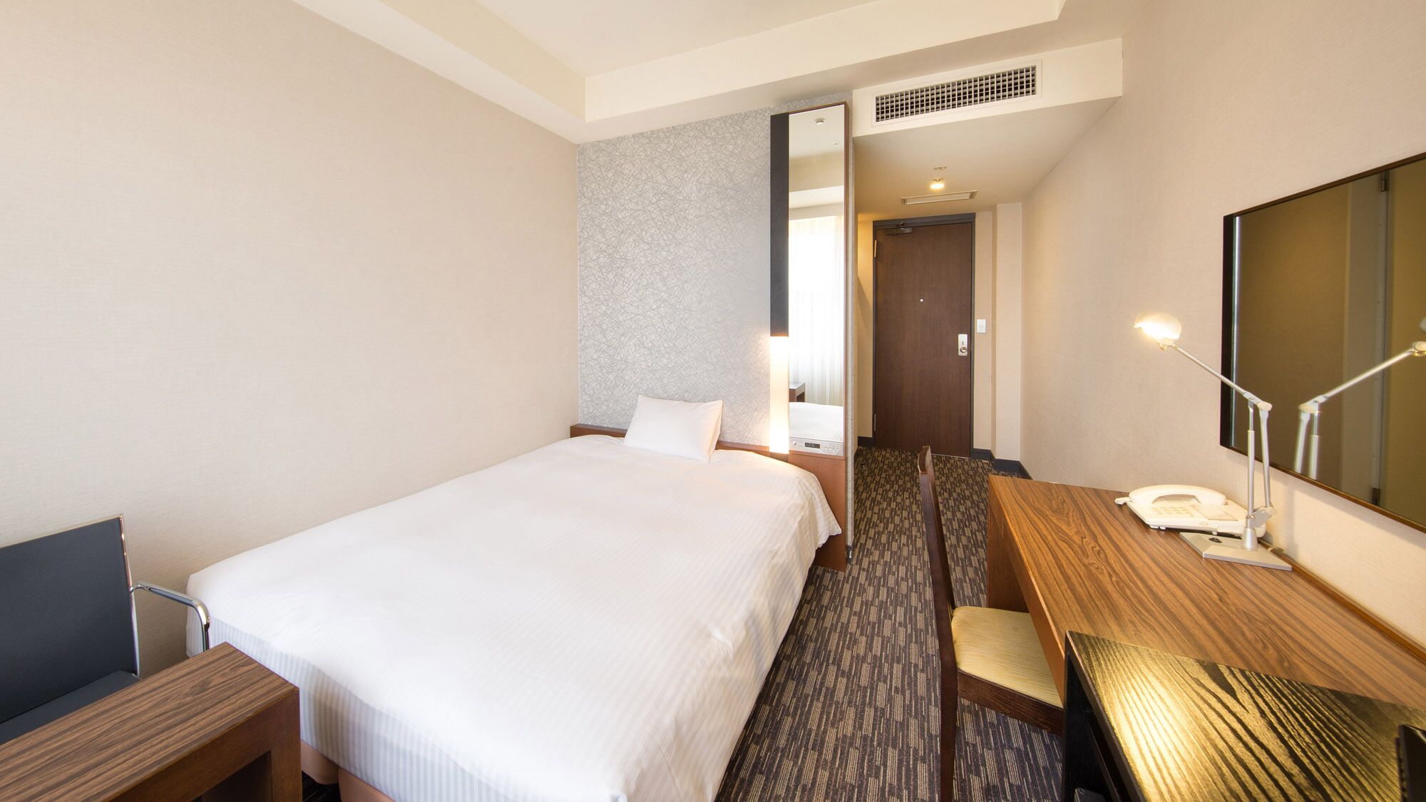 Premium bedding, desk, soundproofing, free WiFi