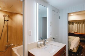 Decoración personalizada, muebles diferentes y cortinas blackout 