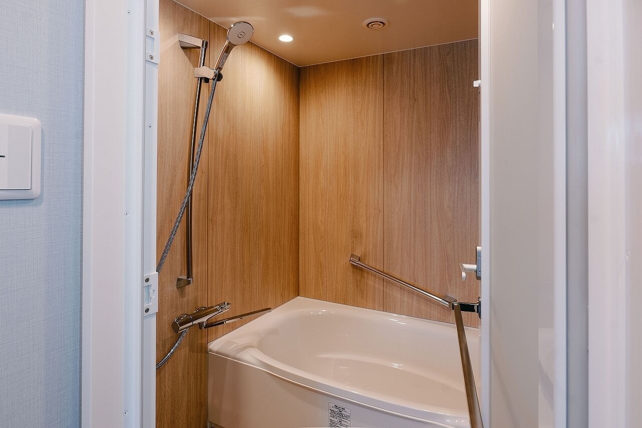 combined shower/bathtub, free toiletries, hair dryer, slippers