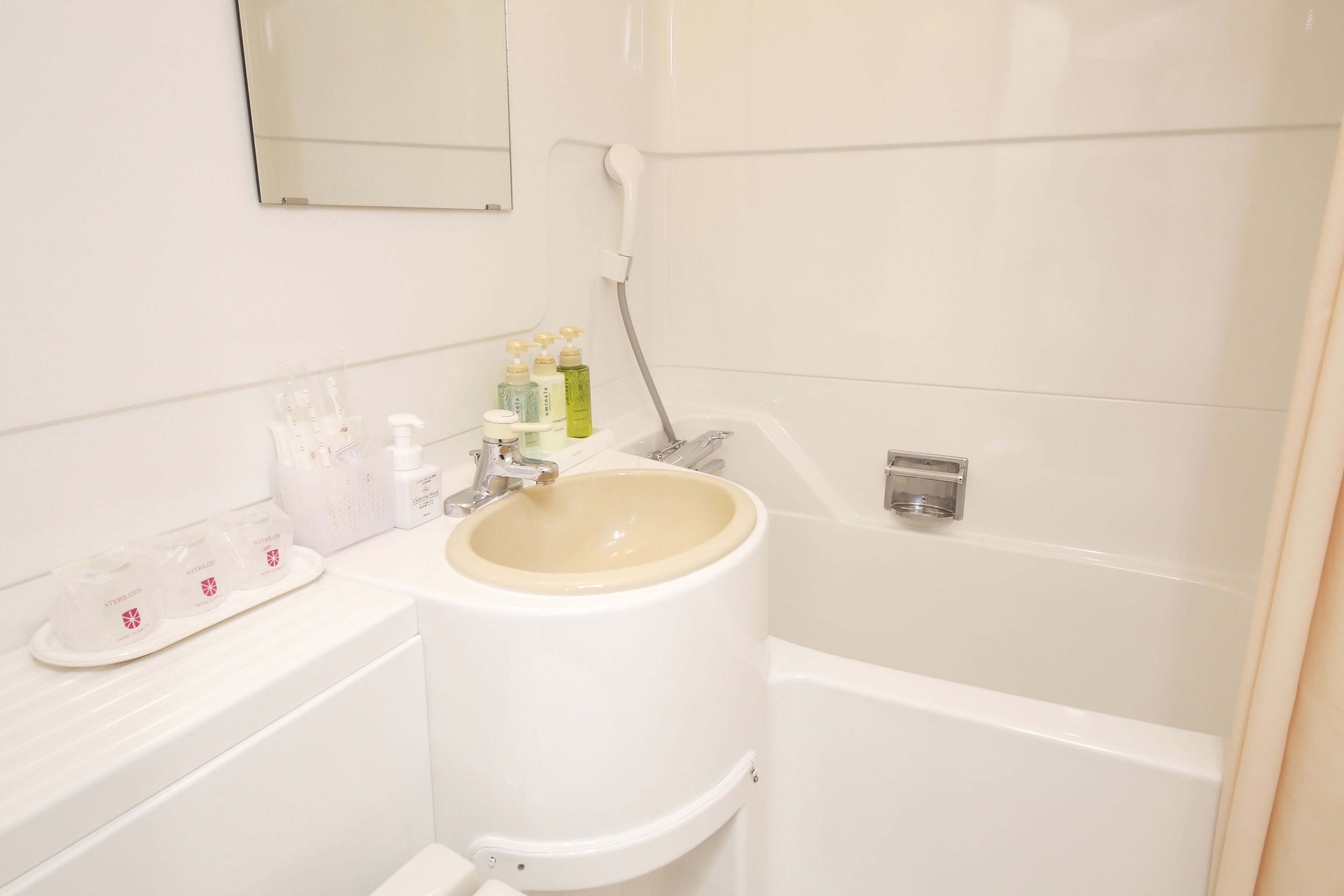 combined shower/bathtub, free toiletries, slippers, electronic bidet