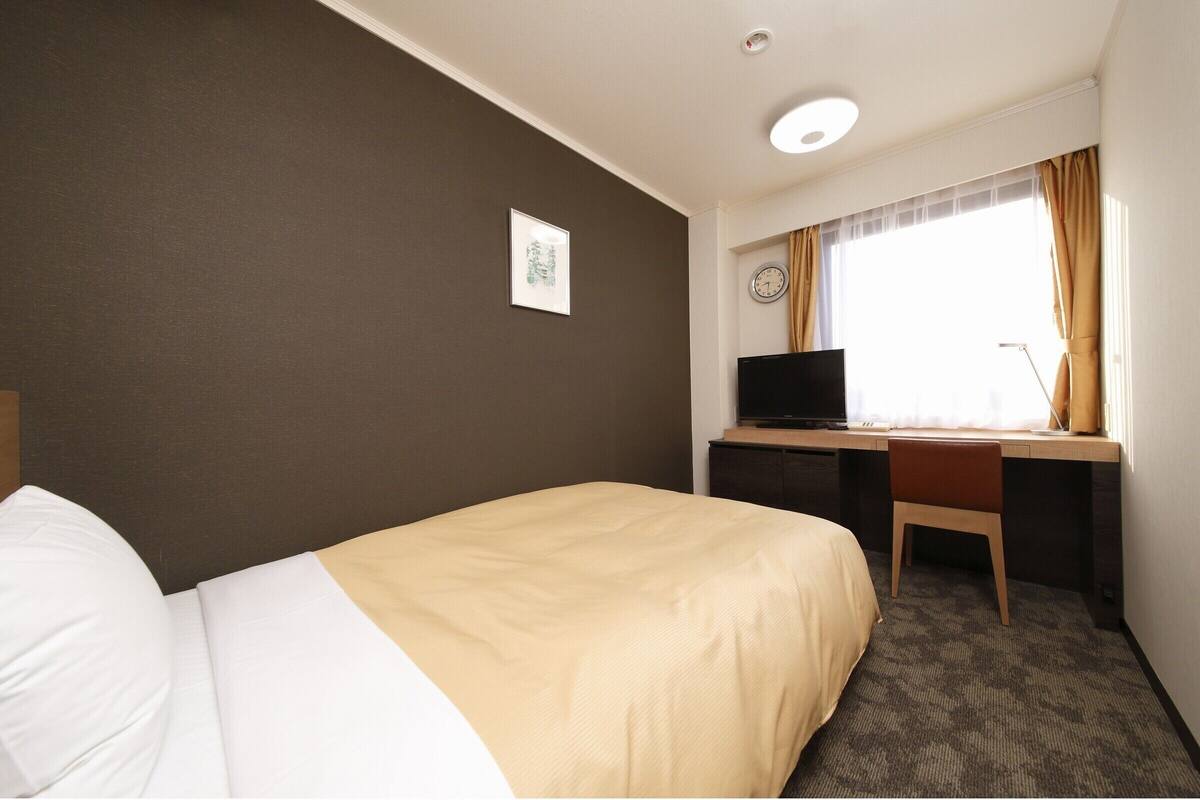 In-room safe, desk, iron/ironing board (on request), WiFi (free)