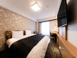 Down comforters, desk, free WiFi, bed sheets