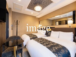 Habitación superior con 2 camas individuales | Edredones de plumas, escritorio, wifi gratis y ropa de cama