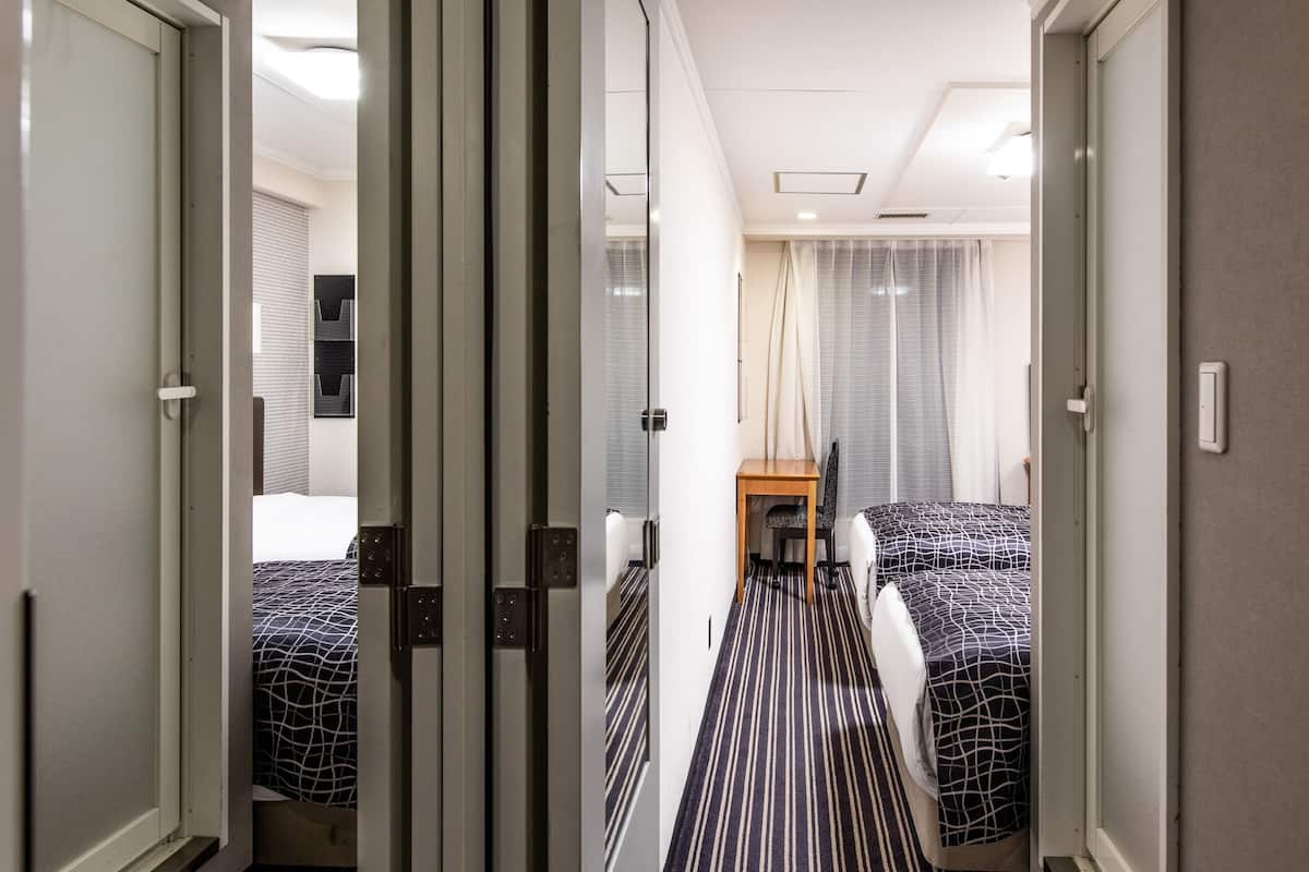 Vierbettzimmer, Nichtraucher (Connecting, Twin , 4 beds) | Daunenbettdecken, Schreibtisch, kostenloses WLAN, Bettwäsche