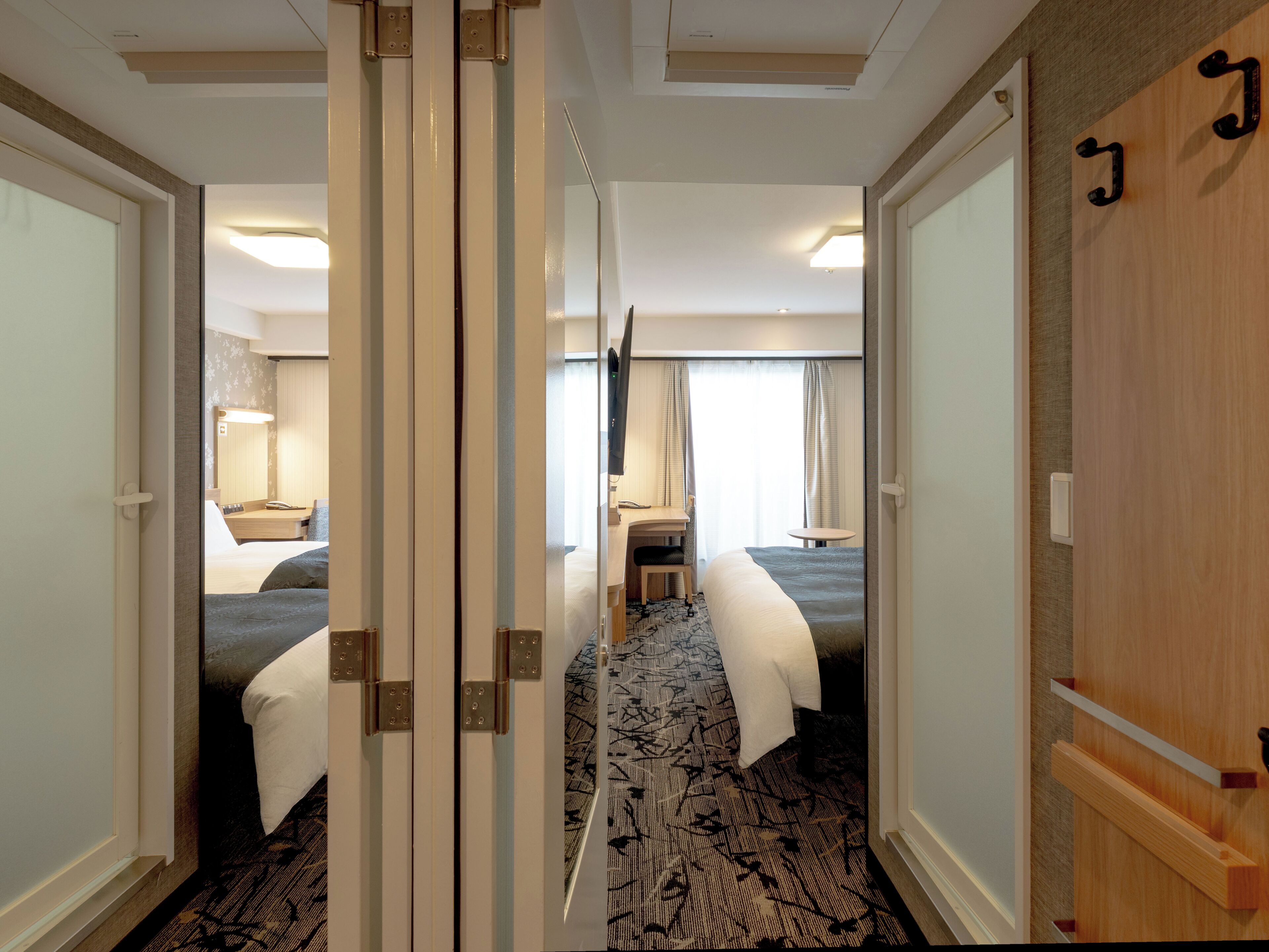 Quarto quádruplo, para não fumantes, quartos conectados (1 bed + 2 beds) | Edredons de pluma, escrivaninha, Wi-Fi de cortesia, roupa de cama
