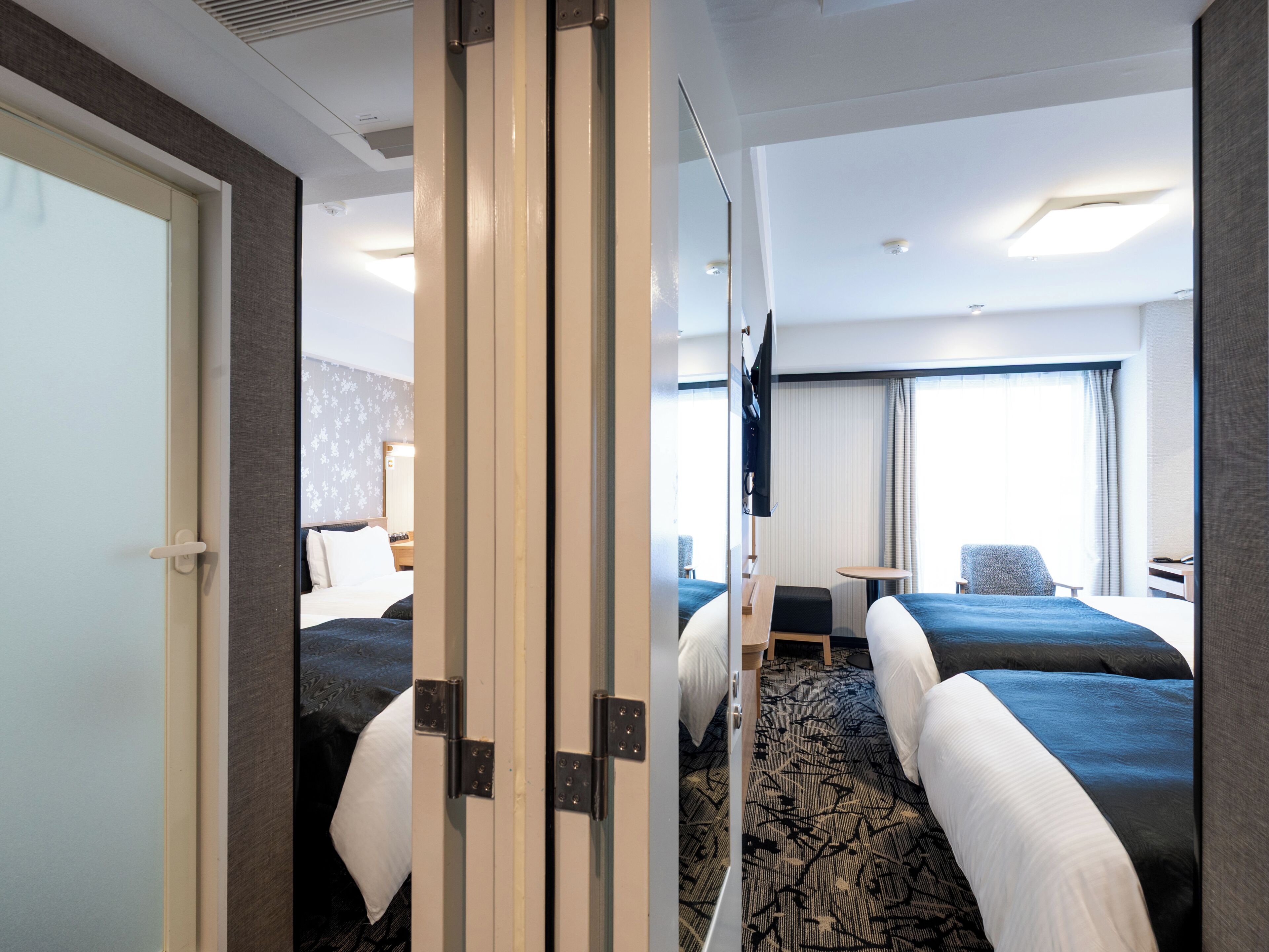 Quarto quádruplo, para não fumantes (Connecting, Twin , 4 beds) | Edredons de pluma, escrivaninha, Wi-Fi de cortesia, roupa de cama