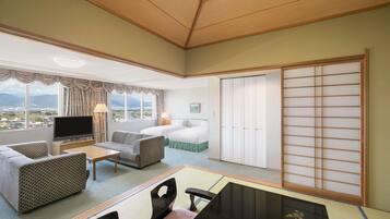 Klassieke suite, Meerdere bedden, uitzicht op bergen (Japanese Western Style) | Een kluis op de kamer, een bureau, een strijkplank/strijkijzer
