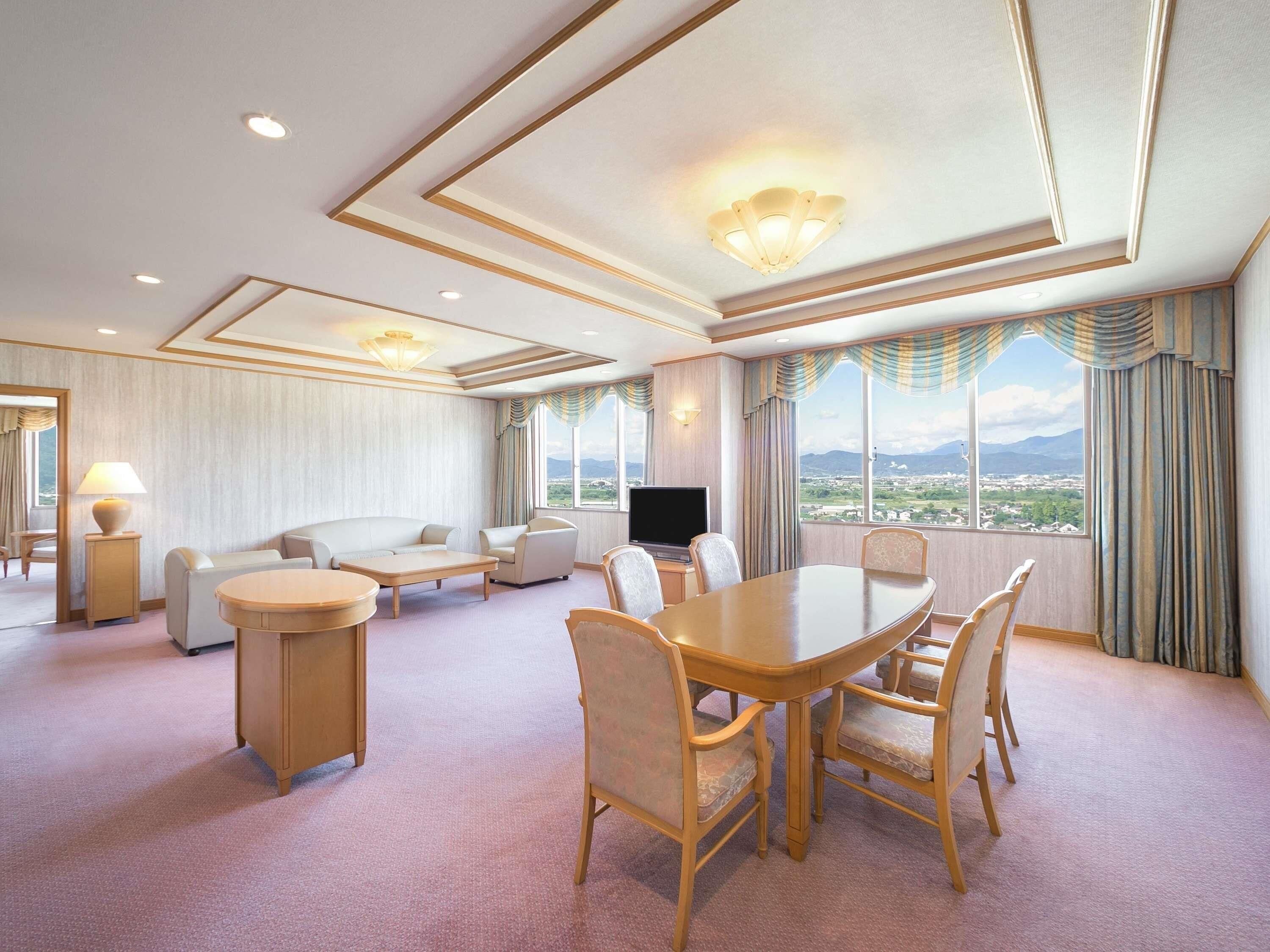 Deluxe Suite, Berbilang Katil | Peti besi dalam bilik, meja, seterika/papan seterika, Wi-fi percuma 
