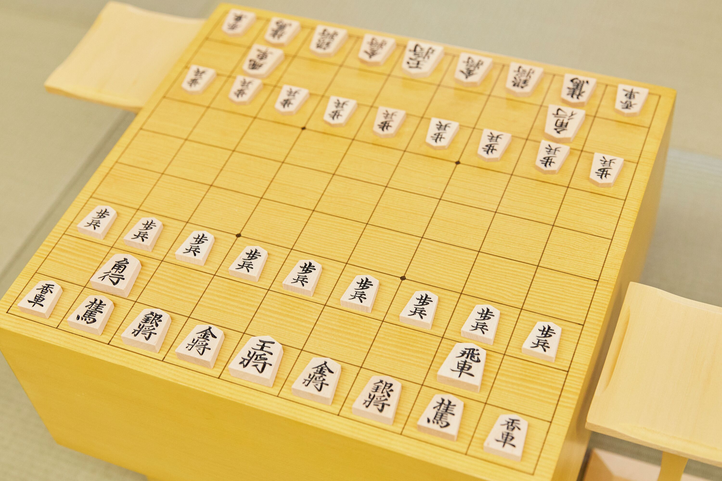 Un set da mahjong con le tessere disposte su un tavolo di legno.