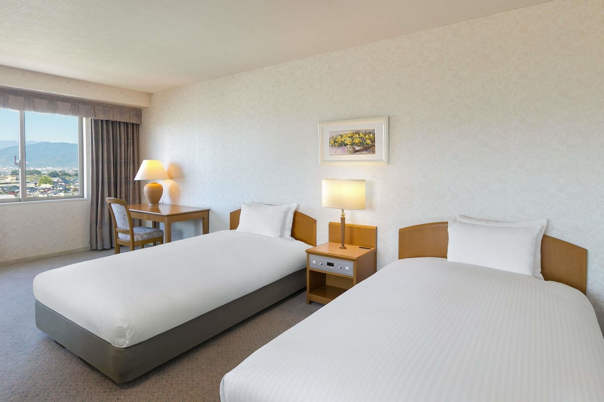 Classic Room, 2 Single Beds, Mountain View