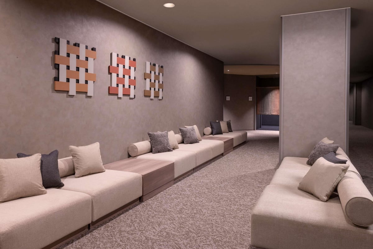 Caja de seguridad en la habitación y escritorio