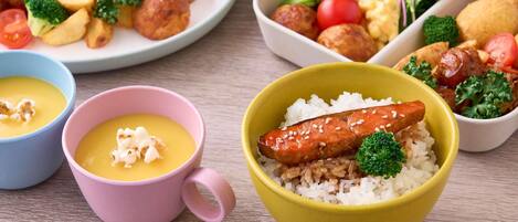 Una variedad de platos que incluyen tazones de arroz, sopa y verduras.