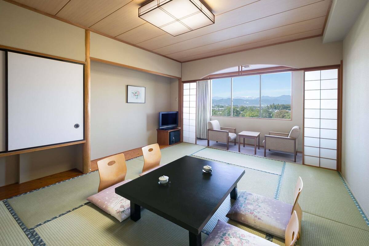 Rom – classic, flere senger, fjellutsikt (Japanese Style) | Safe på rommet, skrivebord, strykejern/-brett og wi-fi (inkludert)