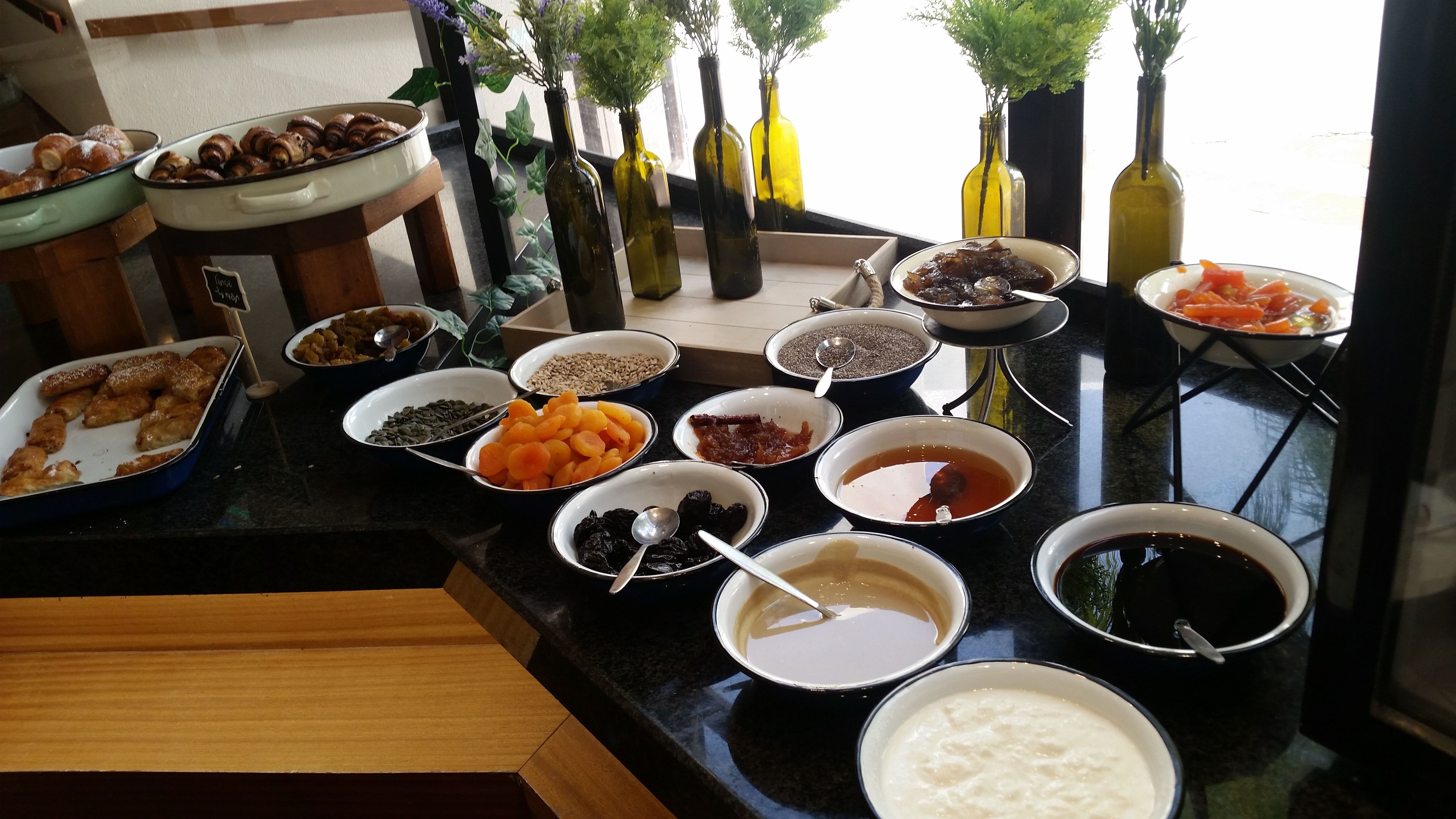Une table de buffet proposant divers plats et accompagnements.