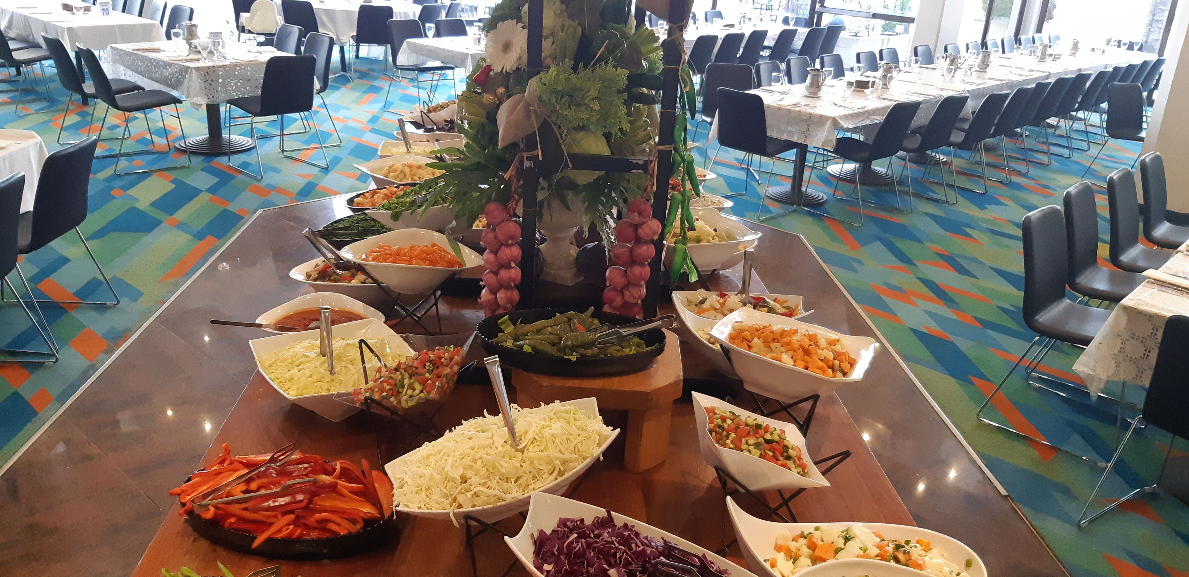 Un buffet proposant une variété de plats et agrémenté d’un élément décoratif central.