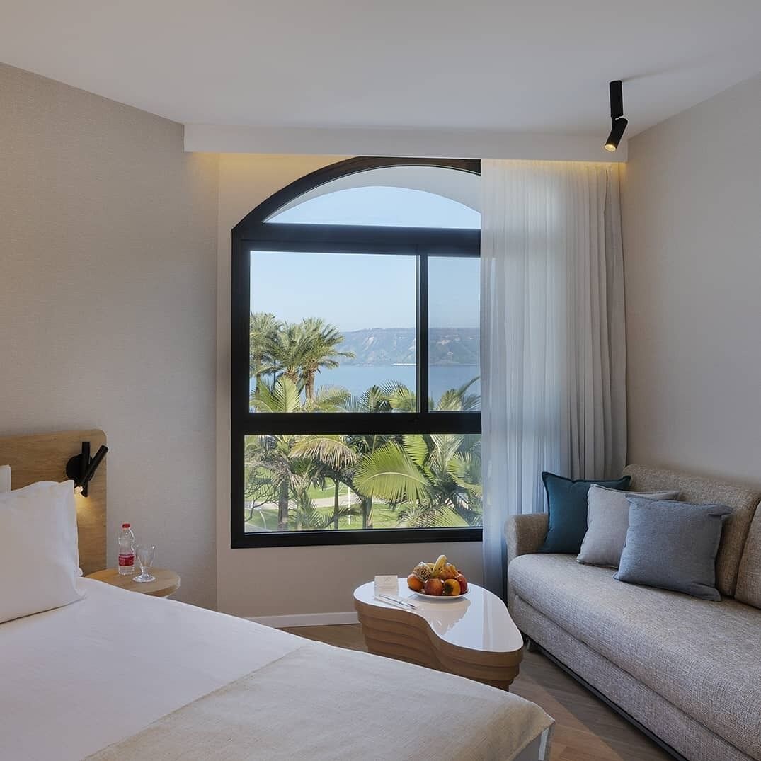 มินิบาร์, ตู้นิรภัยในห้องพัก, โต๊ะทำงาน, ห้องเก็บเสียง