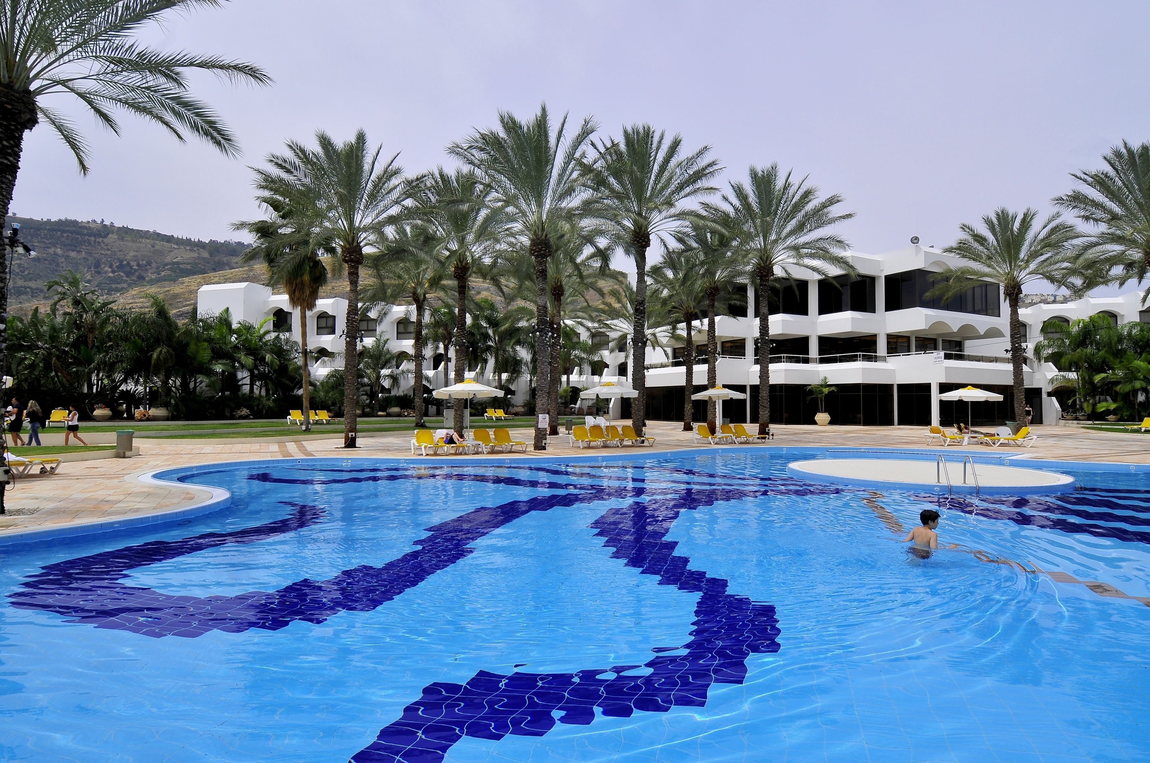 Una piscina techada, una piscina al aire libre de temporada