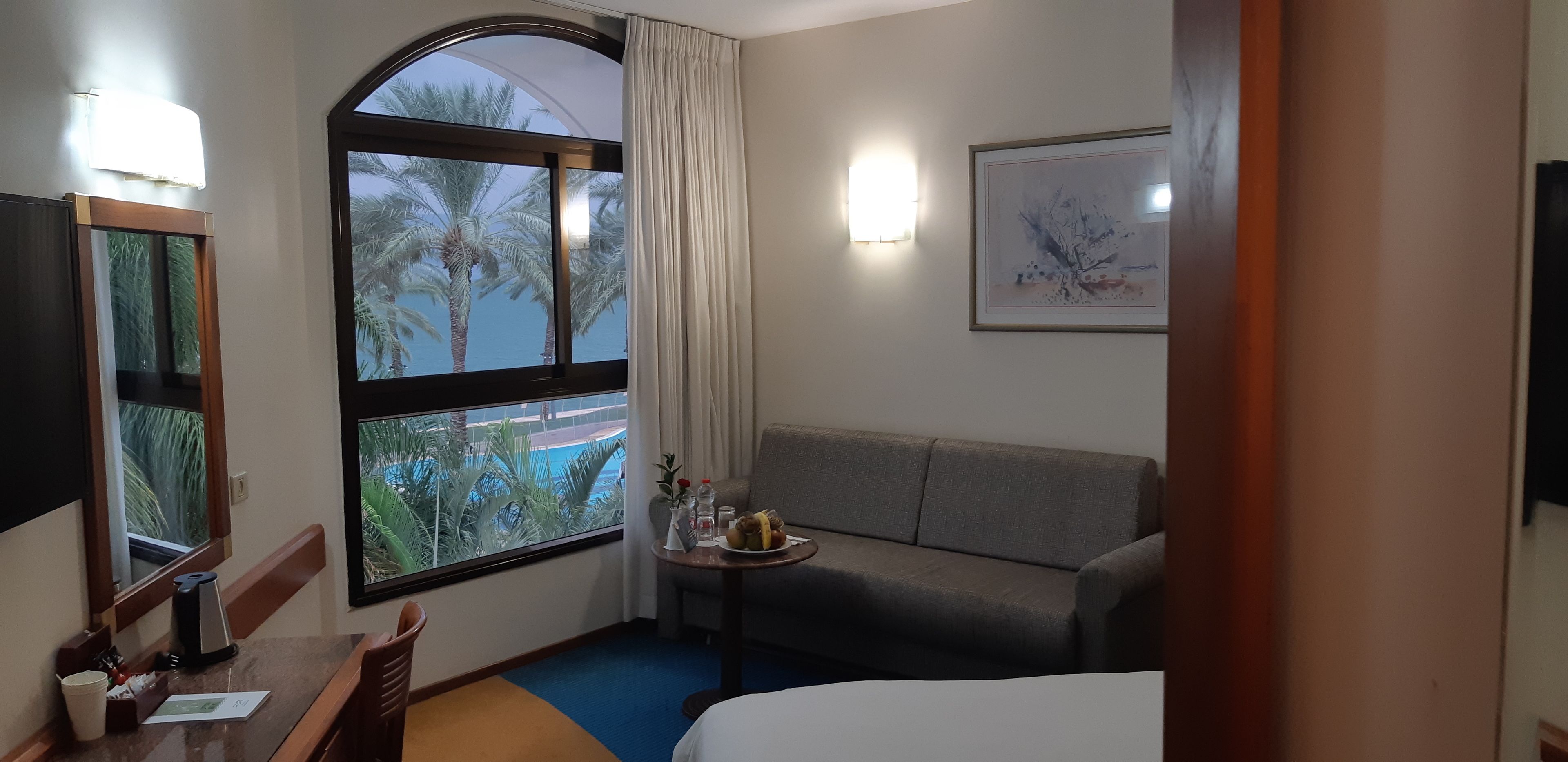 Minibar, safe på rommet, skrivebord og lydisolert