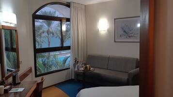 Minibar, safe på rommet, skrivebord og lydisolert