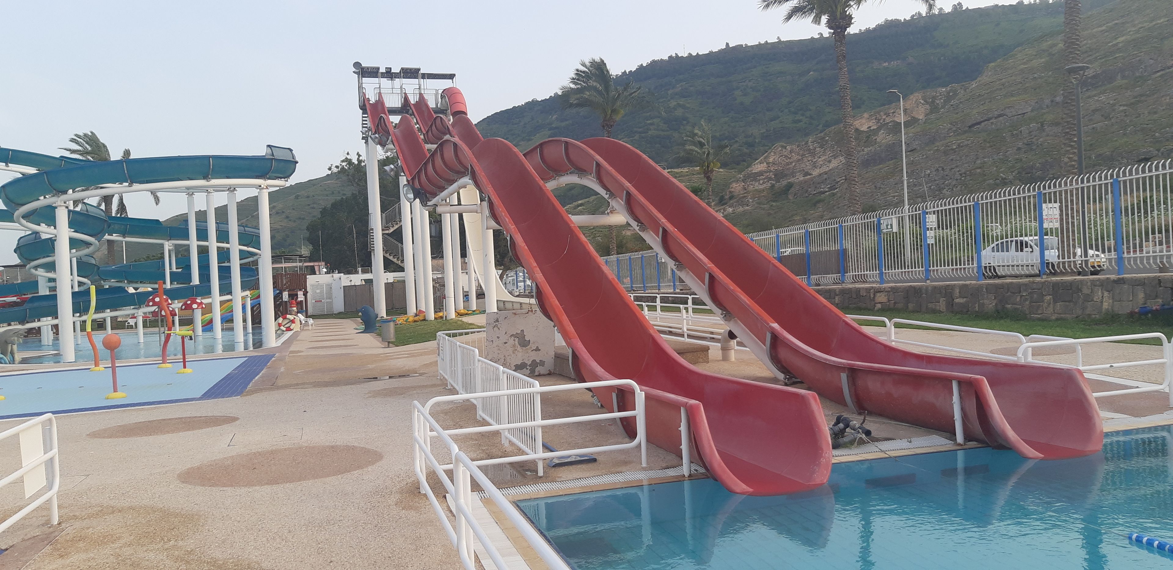 Un parc aquatique doté de nombreux toboggans, d’une piscine et offrant une vue imprenable sur les montagnes.