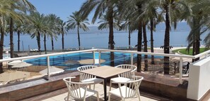 Una piscina cubierta, una piscina al aire libre de temporada