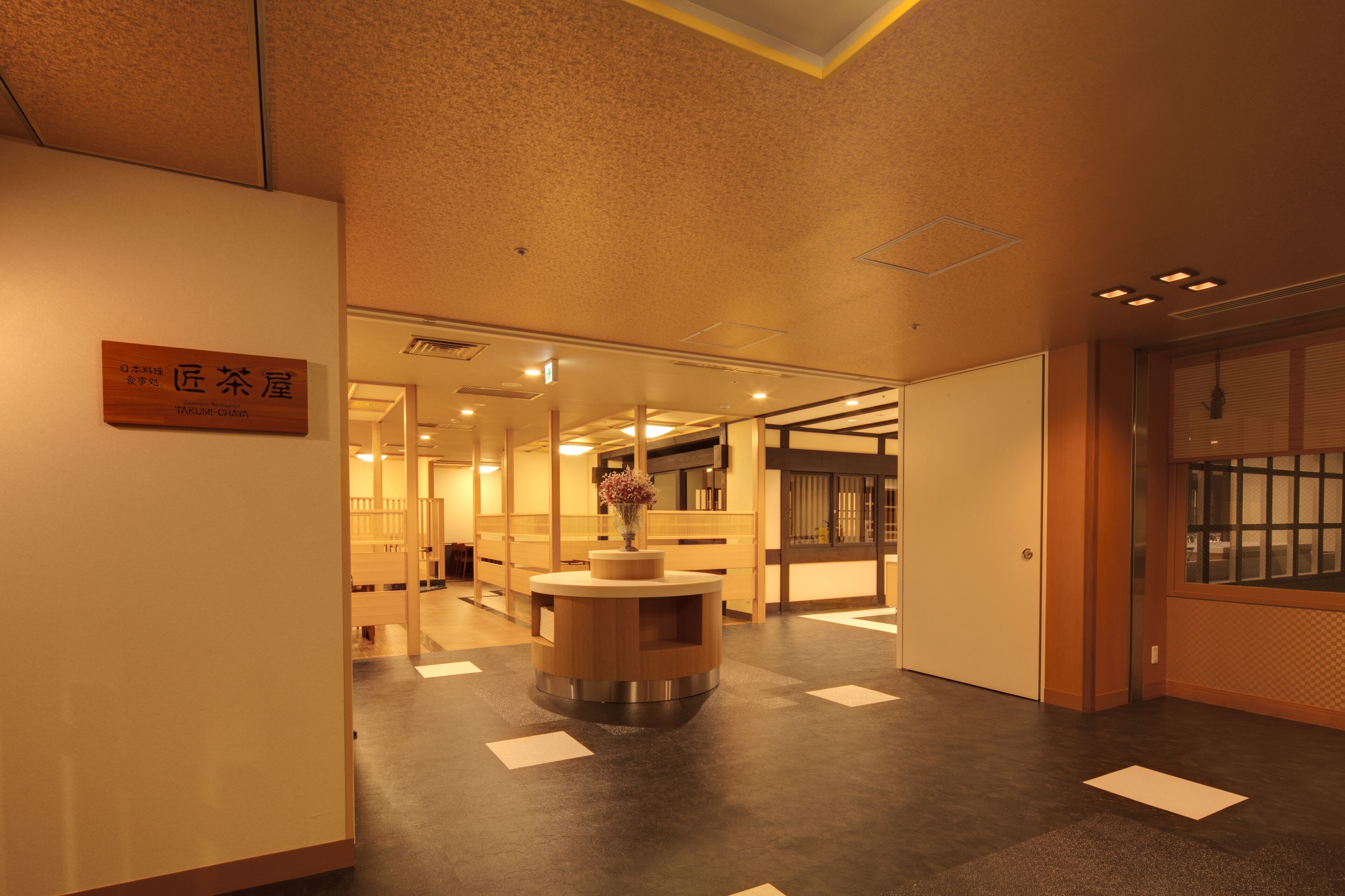 2 restaurants, breakfast served