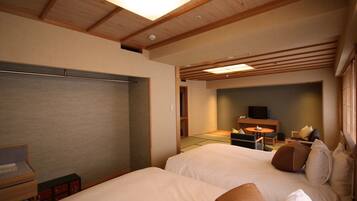 Deluxe Quadruple Room, Non Smoking | Down comforters, in-room safe, desk, blackout drapes