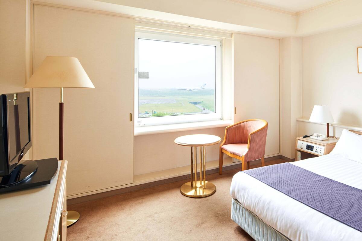 Down duvets, desk, blackout curtains, cots/infant beds
