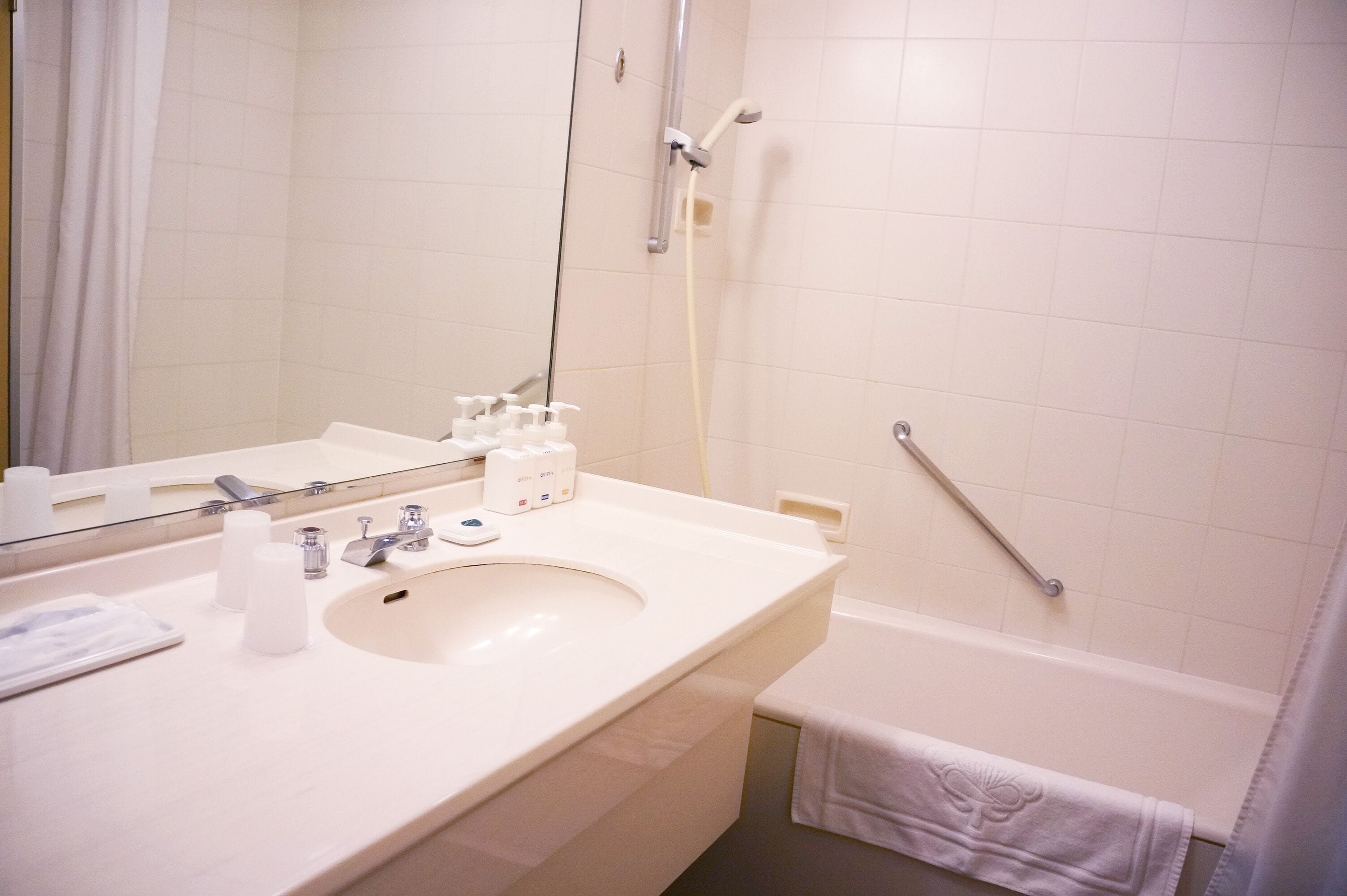 combined shower/bathtub, free toiletries, hair dryer, slippers