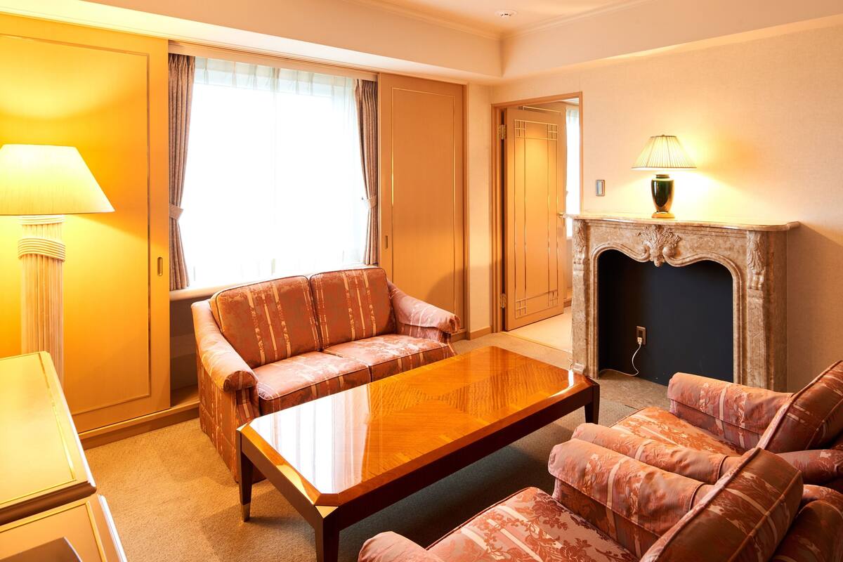 suite, non smoking | 1 bedroom, down duvets, desk, blackout curtains