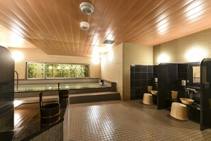 A modern bathroom with a large bathtub, multiple sinks, and a wooden ceiling. - Hida Takayama Washington Hotel Plaza (Takayama)