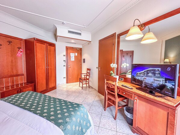 Premium bedding, minibar, in-room safe, desk - Hotel Valle Rossa (San Giovanni Rotondo)