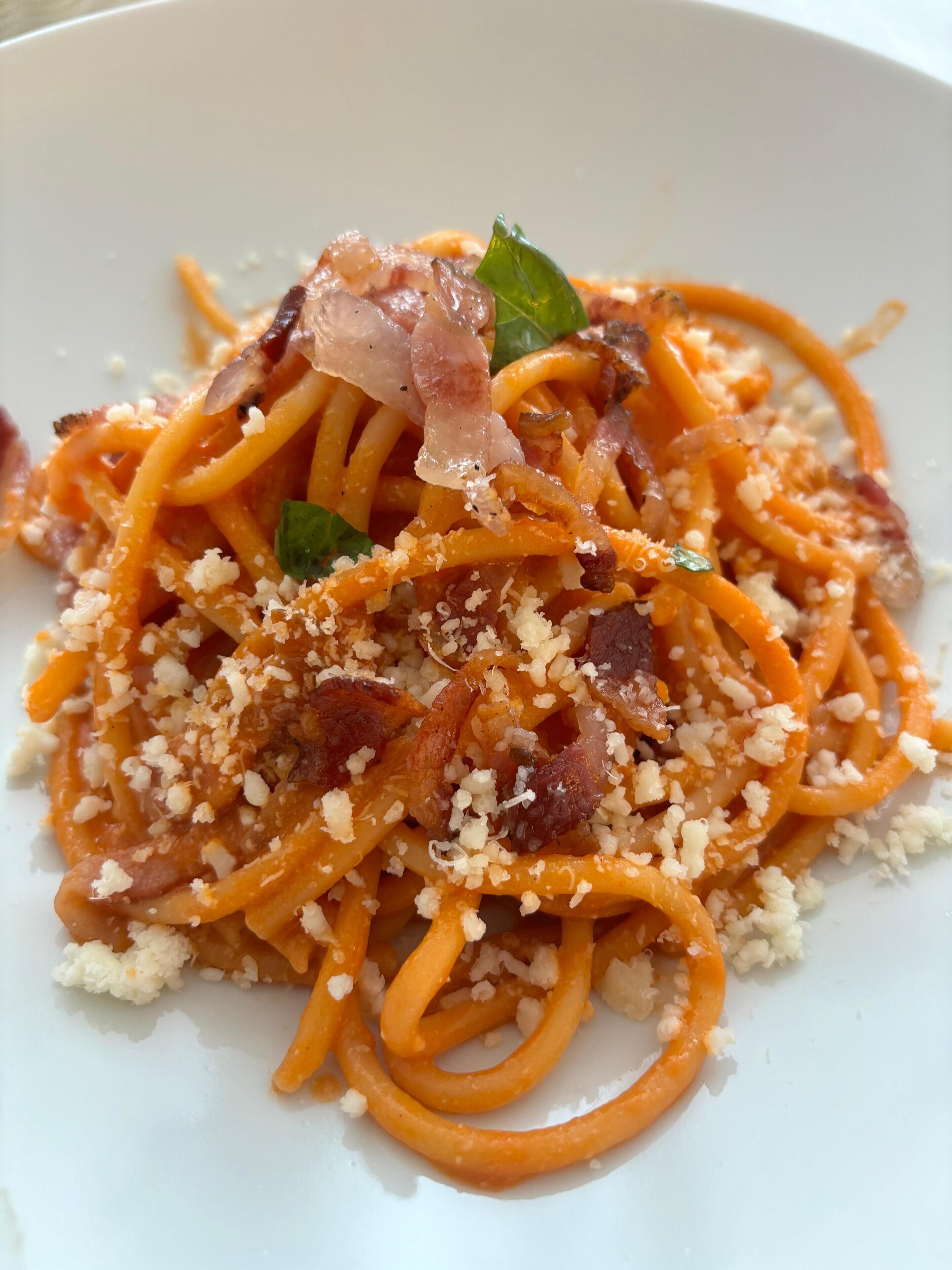 Ein Teller Spaghetti mit Speck und Käse.