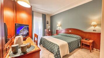 Standaard kamer, 1 twee- of 2 eenpersoonsbedden | Luxe beddengoed, een minibar, een kluis op de kamer, een bureau