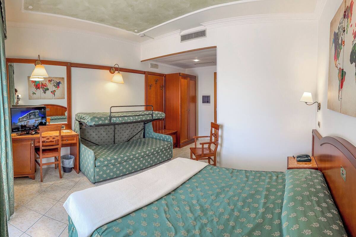 Family Room | Premium bedding, minibar, in-room safe, desk