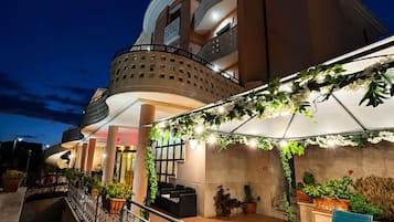 Vista frontal de la propiedad por la tarde o noche